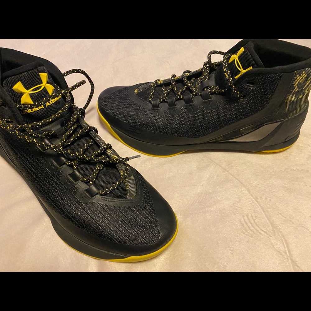 ✨SOLD✨Under Armour high tops